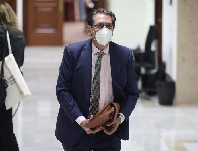 El letrado de las Cortes Generales y candidato del PP a uno de los puestos vacantes del Tribunal Constitucional, Enrique Arnaldo Alcubilla, a su llegada a una Comisión Consultiva de Nombramientos con las comparecencias de los candidatos para cubrir los 