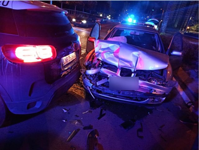 Dos policías heridos al esquivar a un conductor ebrio que impactó contra un control en Benidorm