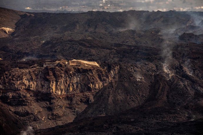 Coladas de lava vistas desde Buque de Asalto Anfibio Castilla, a 10 de noviembre de 2021, en La Palma, Santa Cruz de Tenerife, Canarias (España). El Buque Anfibio Castilla ha llegado a la isla para realizar traslados vía marítima de los agricultores a