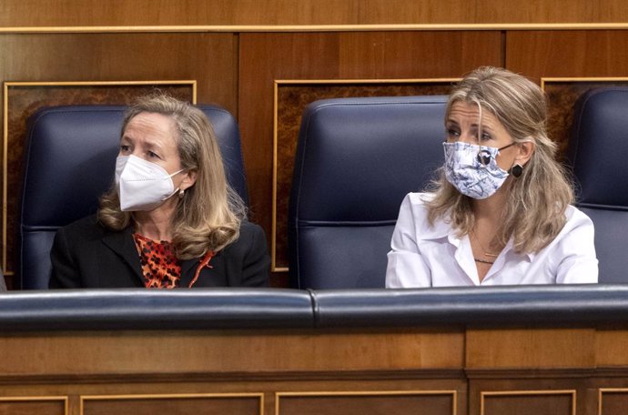 La vicepresidenta primera y ministra de Asuntos Económicos, Nadia Calviño (i); y la vicepresidenta segunda del Gobierno y ministra de Trabajo, Yolanda Díaz, en una sesión plenaria en el Congreso de los Diputados, a 3 de noviembre de 2021, en Madrid, (Es