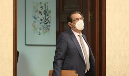 El letrado de las Cortes Generales y candidato del PP a uno de los puestos vacantes del Tribunal Constitucional, Enrique Arnaldo Alcubilla, a su llegada a una Comisión Consultiva de Nombramientos con las comparecencias de los candidatos para cubrir los pu