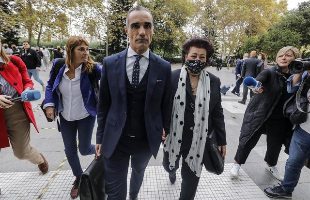 La exdirectora del Ivam Consuelo Ciscar y su abogado Juan Molpoceres a su llegada al juicio del IVAM