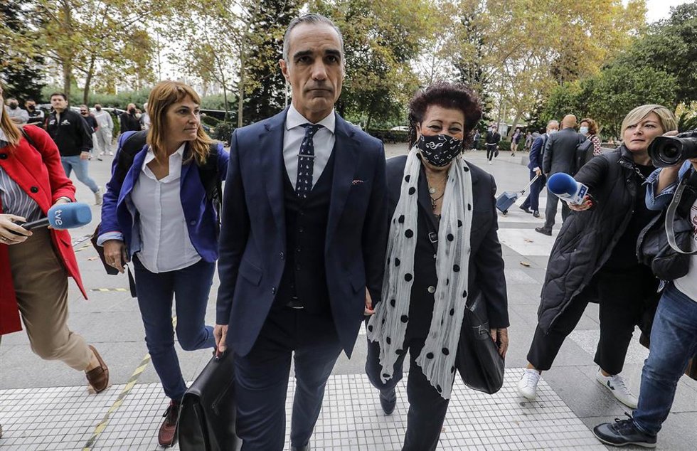 La exdirectora del Ivam Consuelo Ciscar y su abogado Juan Molpoceres a su llegada al juicio del IVAM