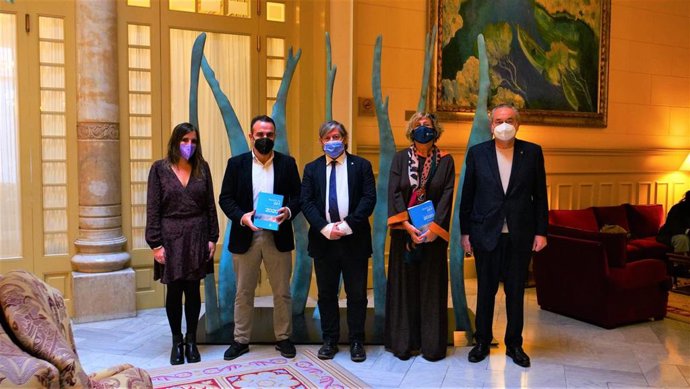 Representantes del CES, en el Parlament, junto al presidente de la Cámara autonómica, Vicen Thomas.