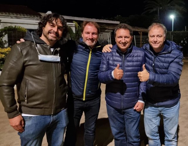 El exfutbolista y entrenador Eusebio Sacristán (segundo por la derecha) junto a parte del equipo directivo de la Fundación que lleva su nombre.