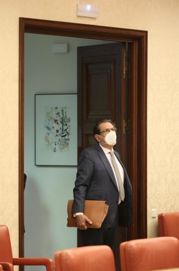 El letrado de las Cortes Generales y candidato del PP a uno de los puestos vacantes del Tribunal Constitucional, Enrique Arnaldo Alcubilla, a su llegada a una Comisión Consultiva de Nombramientos con las comparecencias de los candidatos para cubrir los 