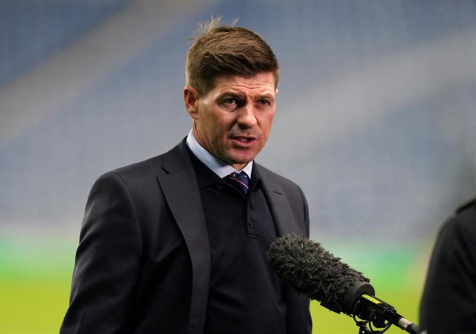 Steven Gerrard habla con los medios tras un partido del Glasgow Rangers