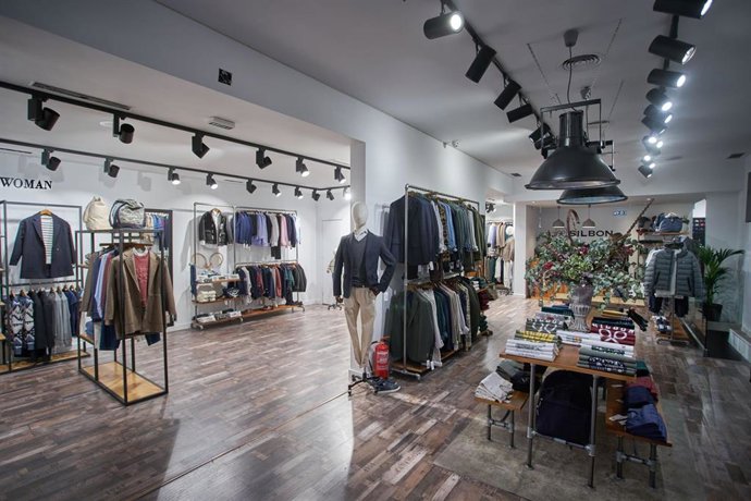 La flagship store de Sevilla es un establecimiento de 140 metros cuadrados distribuidos en una sola planta a pie de calle dedicados casi en su totalidad a la exposición de todas las colecciones y propuestas Silbon.