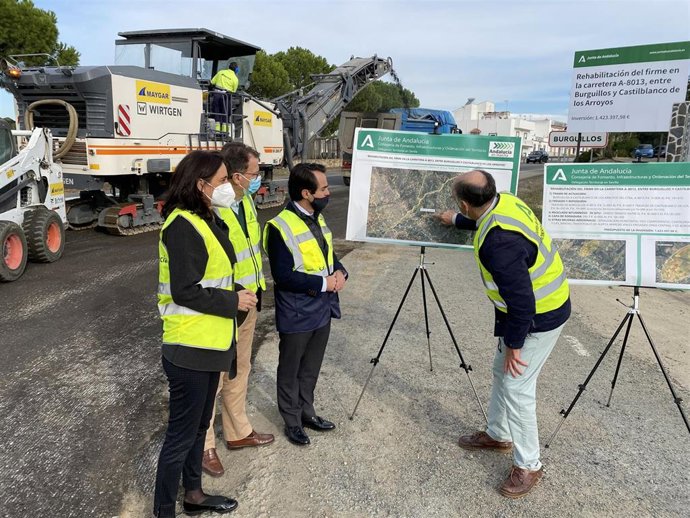 El viceconsejero de Fomento, Mario Muñoz-Atanet, ha visitado con el alcalde de Burguillos, Domingo Delgado, y la delegada territorial de Fomento en Sevilla, Susana Cayuelas, las obras de la carretera entre Burguillos y Castilblanco.