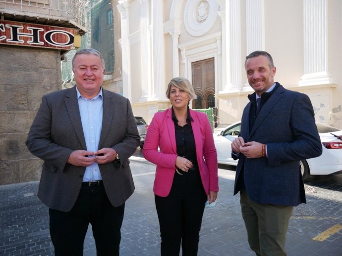 La alcaldesa, Noelia Arroyo, acompañada del senador del PP, Francisco Bernabé, y el presidente del PP en Cartagena, Joaquín Segado