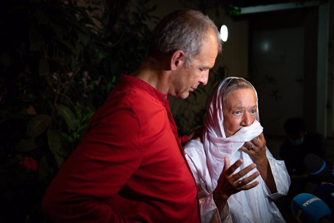 Archivo - 09 October 2020, Mali, Bamako: Sebastien Chadaud Petronin (L) comforts his mother Sophie Petronin during a press conference. A French aid worker and a prominent Malian opposition leader held hostage by suspected Islamist terrorists have been r
