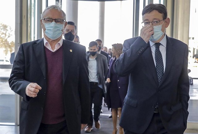 Archivo - El alcalde de València, Joan Ribó (i), conversa con el presidente de la Generalitat, Ximo Puig, a su llegada al encuentro de alcaldes y alcaldesas de municipios falleros, en el Palacio de Congresos, Valencia, Comunidad Valenciana, (España), a 17