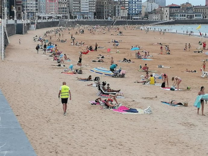 Archivo - Playa de San Lorenzo de Gijón