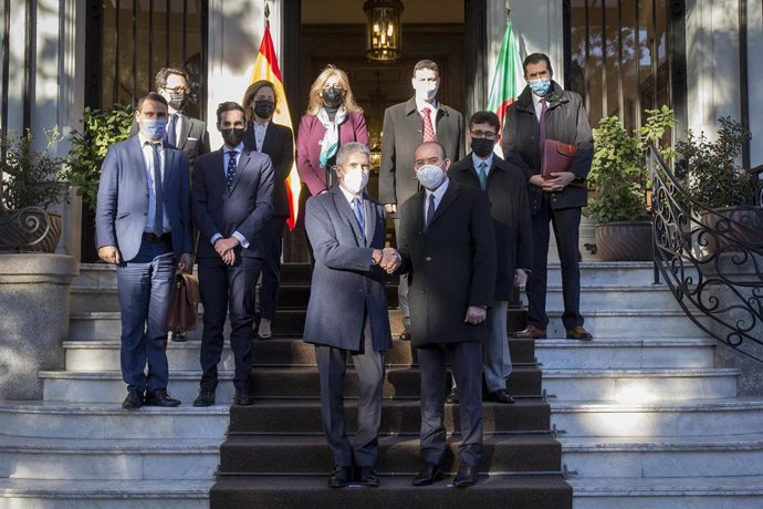 El ministro del Interior, Fernando Grande-Marlaska, recibe a su homólogo de Argelia, Kamel Beldjoud