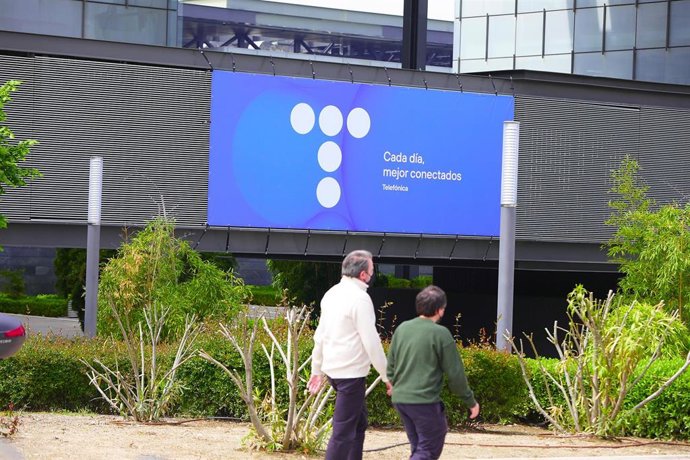 Archivo - Edificio de la sede de Telefónica, a 27 de abril de 2021, en Madrid, (España). Telefónica ha cambiado su imagen por primera vez en más de dos décadas con un nuevo logo que rememora las míticas cabinas telefónicas. Su nueva imagen, que mantiene