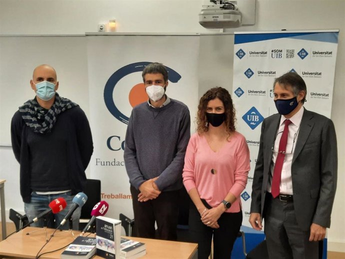 El director del Anuario de la Educación de Baleares 2021, Joan Amer, en el centro junto Bartomeu A. Castell, del IES Joan Alcover, y Margalida Miralles, del IES Calvi.