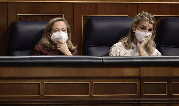 La vicepresidenta primera y ministra de Asuntos Económicos, Nadia Calviño (i), y la vicepresidenta segunda del Gobierno y ministra de Trabajo, Yolanda Díaz, en una sesión de control en el Congreso de los Diputados, a 10 de noviembre de 2021, en Madrid, 
