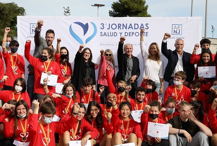 Entrega de medallas y diplomas a los participantes