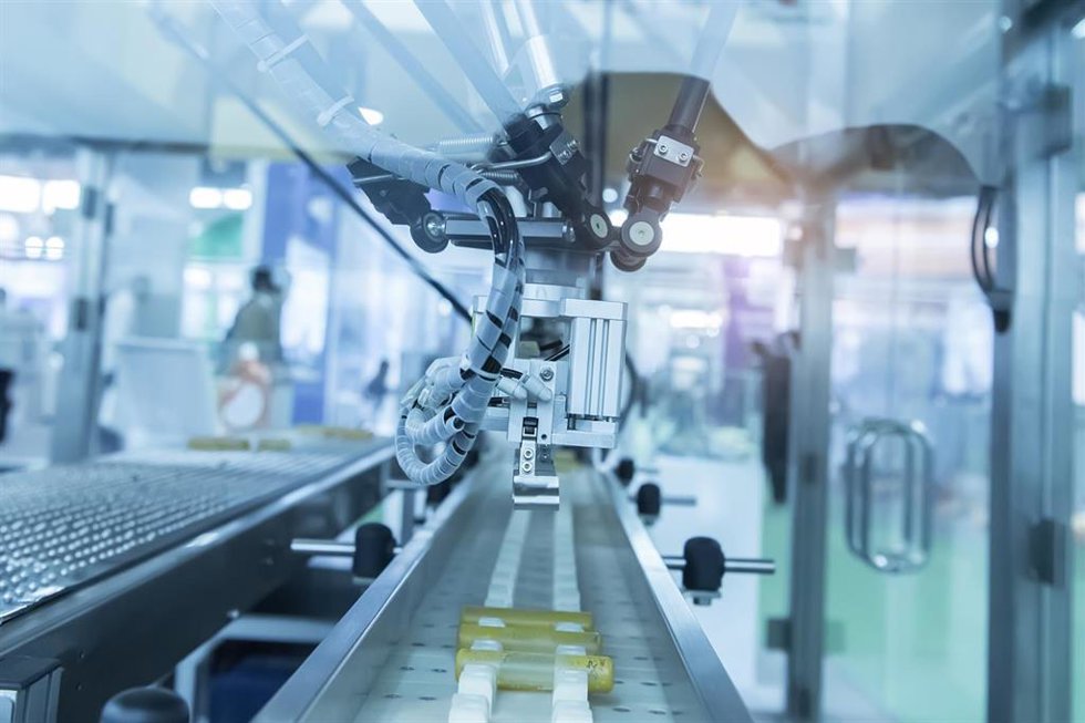 Archivo - Robot industrial con transportador en una factoría de manufactura