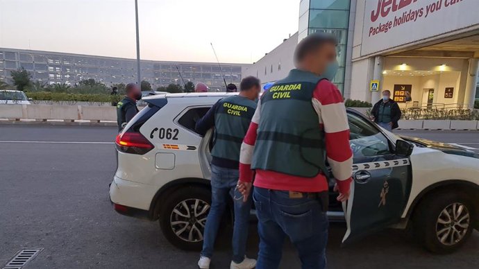 Momento de la detención, en el aeropuerto de Palma, de un joven buscado por agresión sexual.