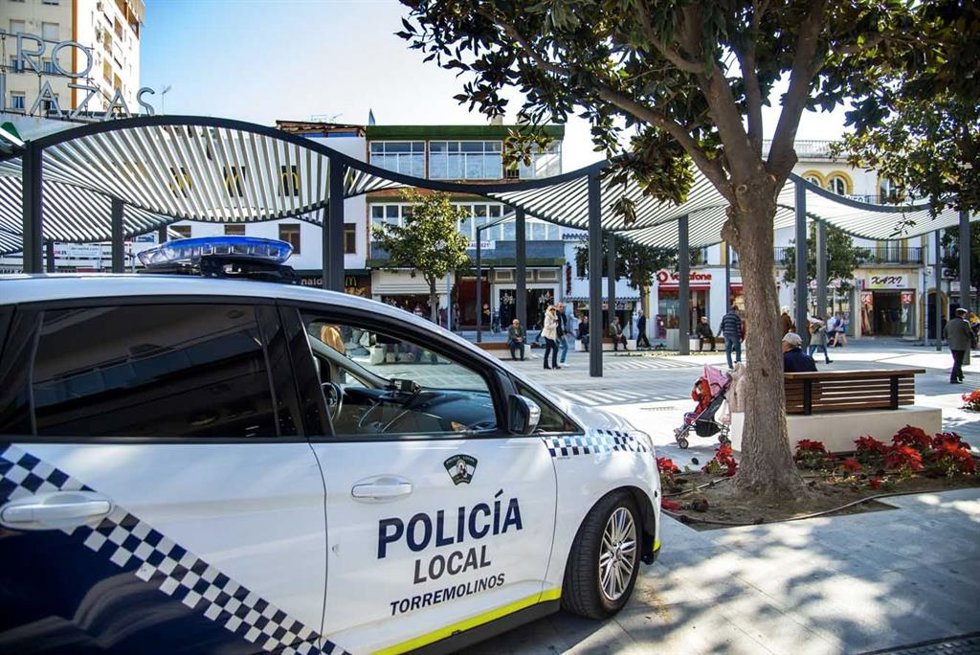 Archivo - Málaga.- Sucesos.- Detenido en Torremolinos tras robar arquetas y dañar la solería en la plaza Adolfo Suárez