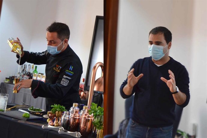 Archivo - Un camarero de Hecansa preparando un cóctel