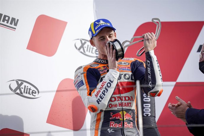 Pol Espargaró celebrando en el podio su segundo puesto en el Gran Premio de la Emilia Romaña