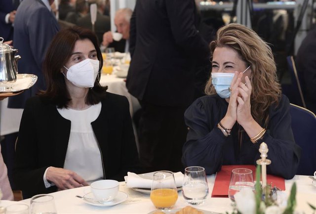 La ministra de Justicia, Pilar Llop (i); y la ministra de Transportes, Movilidad y Agenda Urbana, Raquel Sánchez, en un desayuno informativo del Fórum Europa, organizado por Nueva Economía Fórum, en el Hotel Mandarín Oriental Ritz, Madrid, (España).