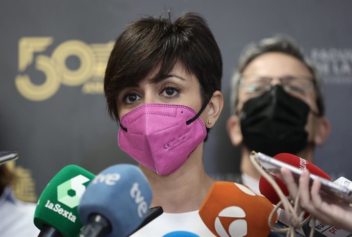La ministra de Política Territorial y Portavoz del Gobierno, Isabel Rodríguez, ofrece declaraciones a los medios de comunicación tras su visita a la Facultad de Ciencias de la Información de la Universidad Complutense de Madrid (UCM), a 11 de noviembre 