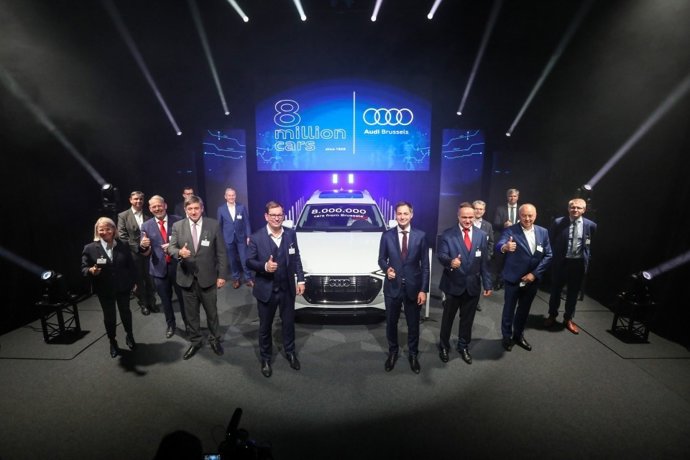 Responsables de Audi junto al modelo ocho millones