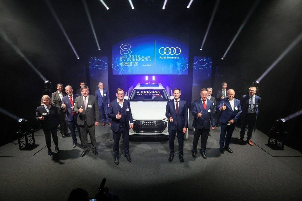 Responsables de Audi junto al modelo ocho millones
