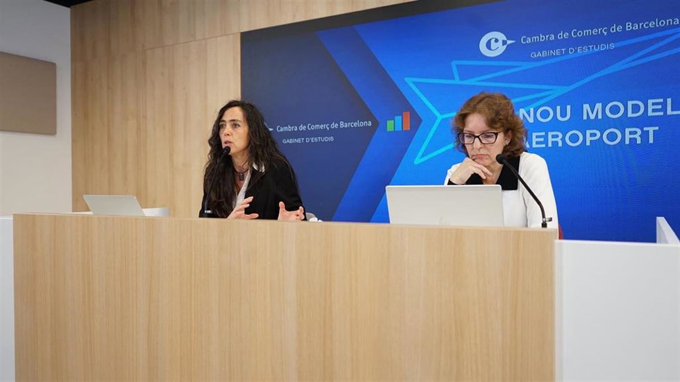 La presidenta de la Cámara de Barcelona, Mnica Roca, y la directora del gabinete de estudios de infraestructuras de la Cámara de Barcelona, Alicia Casart