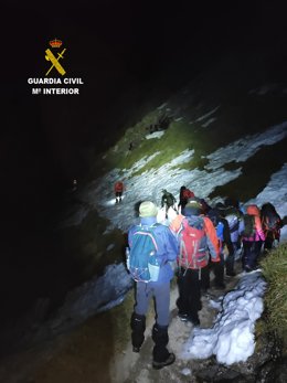 Rescate de once senderistas atrapados por la nieve en los Picos de Europa por efectivos del Greim de Cangas de Onís y Rescate del Servicio de Emergencias del Principado de Asturias
