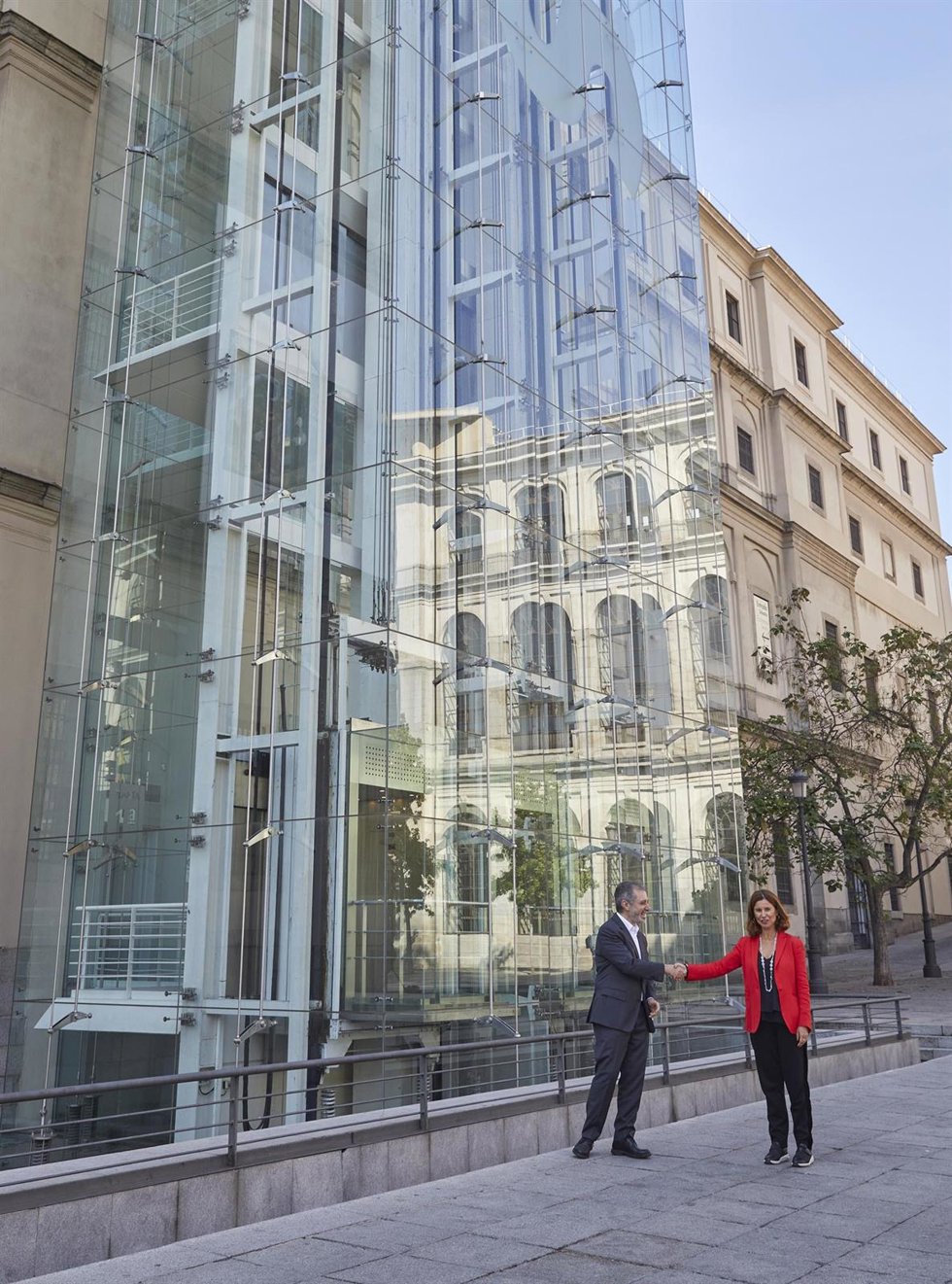 Vanda Cristina da Veiga Martins, directora general de la Fundación EDP, y el director del Museo Reina Sofía, Manuel Borja-Villel.