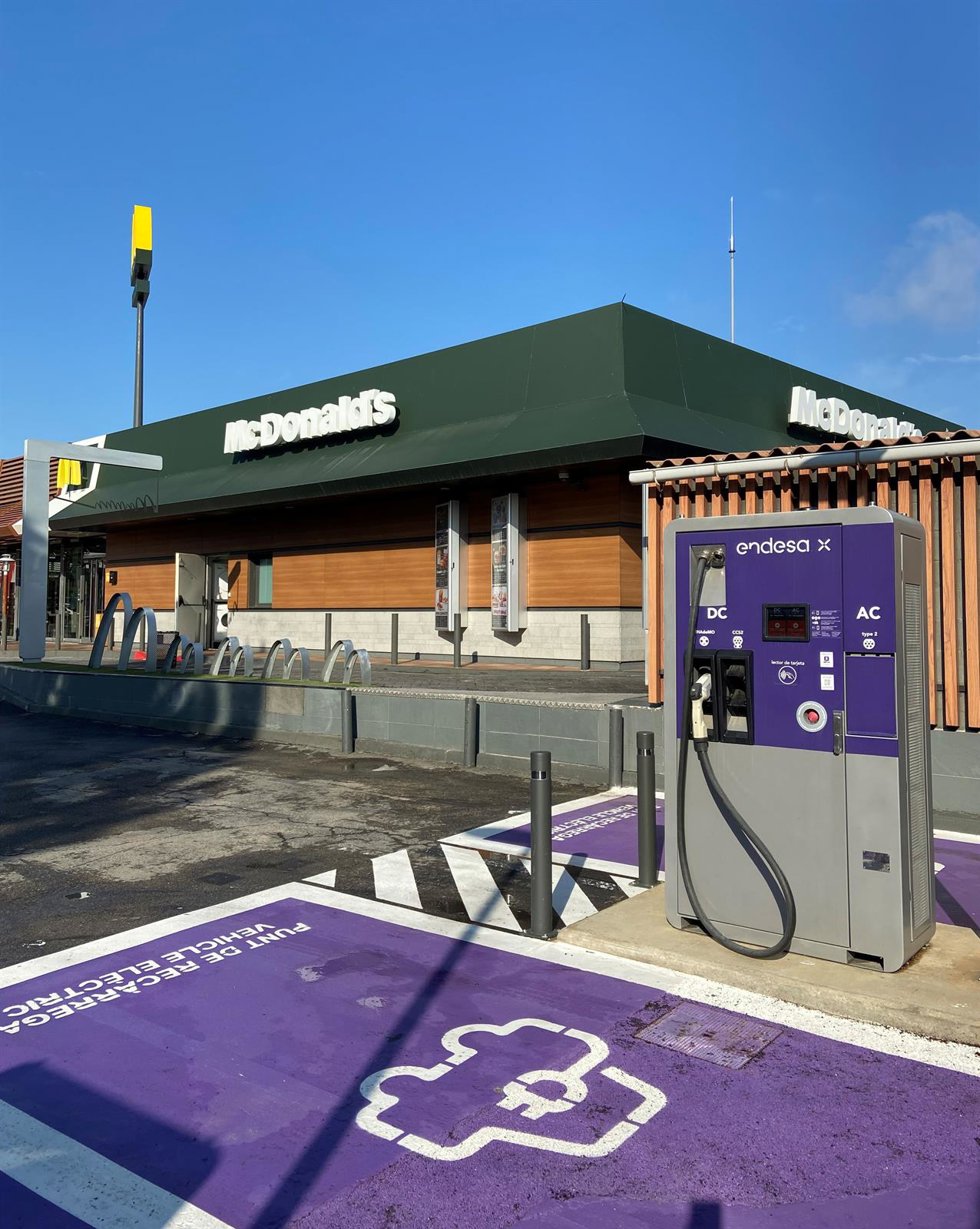 Archivo - Cargador para vehículos eléctricos de Endesa X en un restaurante McDonald's