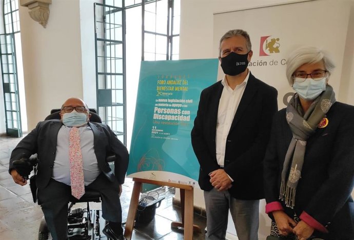 El presidente del IPBS, Francisco Ángel Sánchez (centro), junto a María José Segarra e Isidoro Cubero.