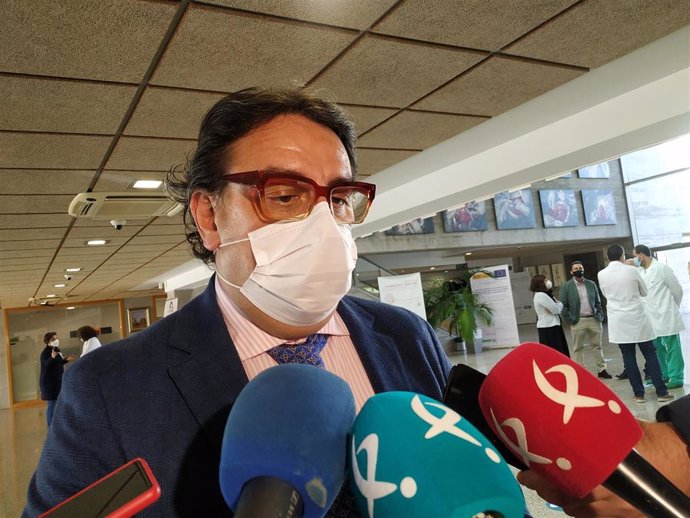 El consejero de Sanidad, José María Vergeles, atiende a los medios en el CCMI de Cáceres