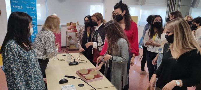 Más de un centenar de trabajadoras participan en los talleres de autoexploración mamaria de Hefame