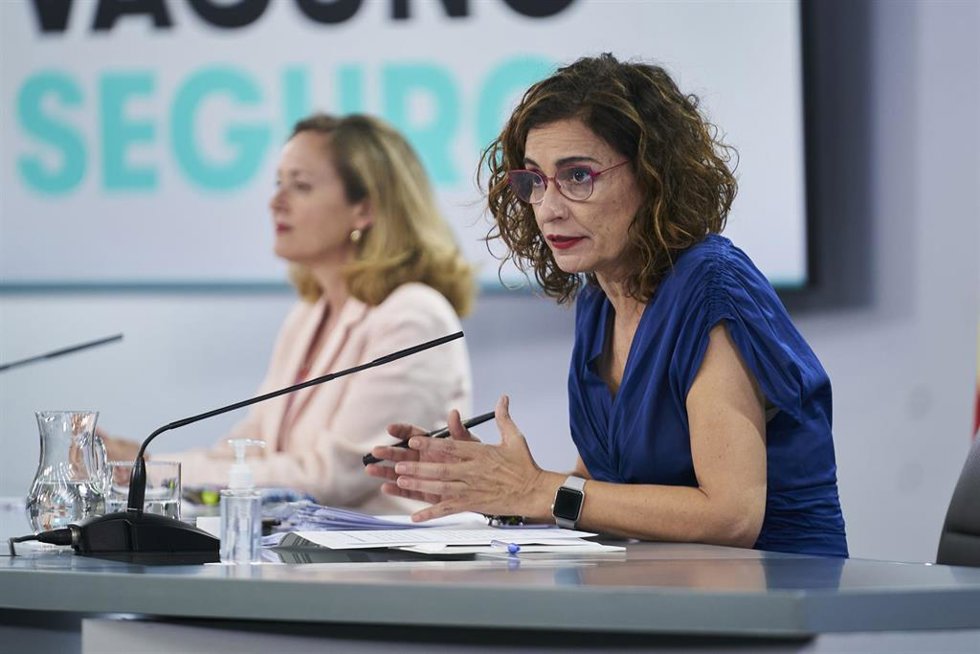 Archivo - La vicepresidenta segunda y ministra de Asuntos Económicos y Transformación Digital, Nadia Calviño (i), y la ministra de Hacienda y portavoz del Gobierno, María Jesús Montero.
