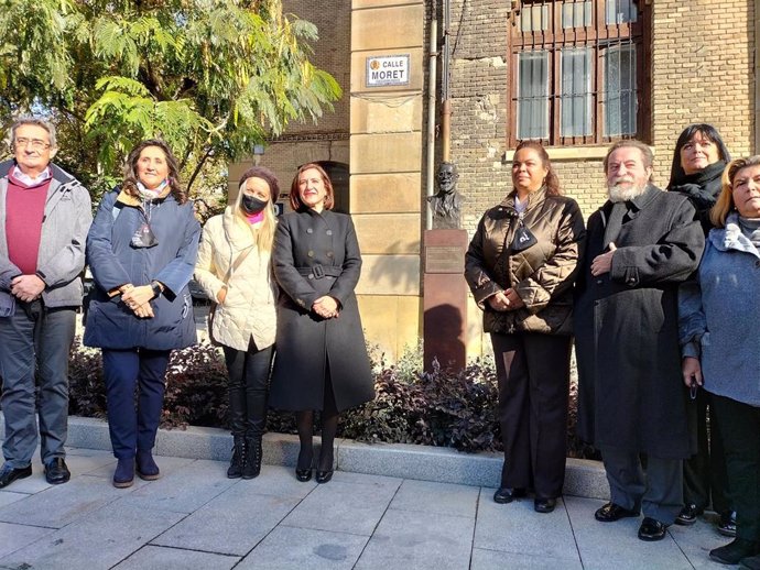 La vicealcaldesa del Ayuntamiento de Zaragoza, Sara Fernández, ha inaugurado el busto del pintor Francisco Pradilla en la calle Moret.