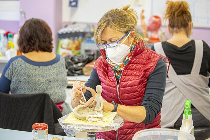 Archivo - Taller de cerámica en una Universidad Popular