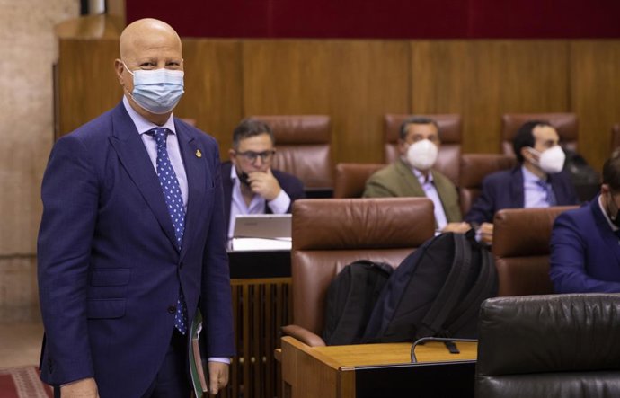 El consejero de Educación, Javier Imbroda, en la primera jornada del Pleno del Parlamento andaluz. A 13 de octubre de 2021, en Sevilla (Andalucía, España).