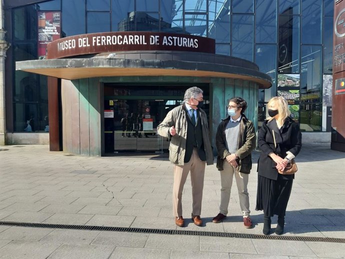 Archivo - Los responsables de Vox Eladio de la Concha, José María Figaredo y Sara Álvarez en Gijón.