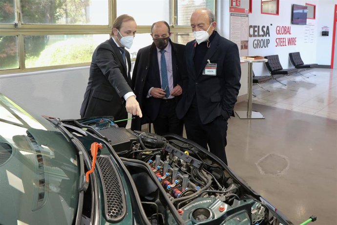 Archivo - El consejero de Industria, Turismo, Innovación, Transporte y Comercio, Javier López Marcano, visitando una empresa. Archivo