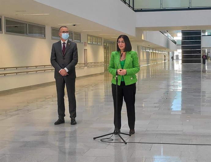 La ministra de Sanidad, Carolina Darias, y el consejero de Salud, Pablo Fernández Muñíz, en el HUCA.