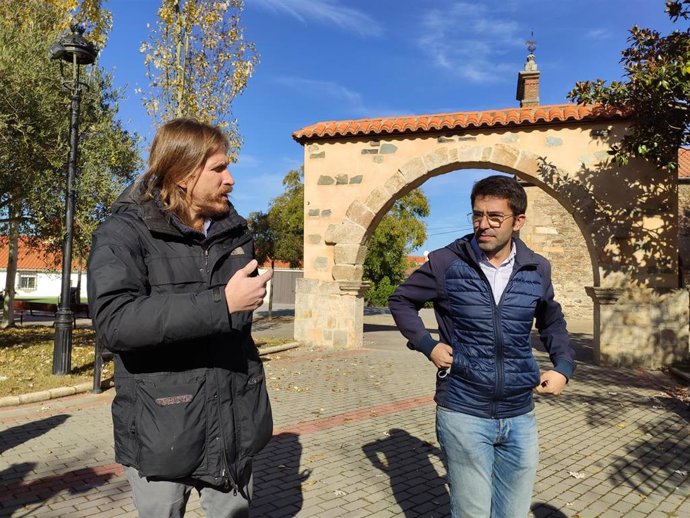 El coordinador de Podemos CyL, Pablo Fernández (i), en Miranda de Azán (Salamanca) junto a su alcalde, José Luis Sánchez (d).