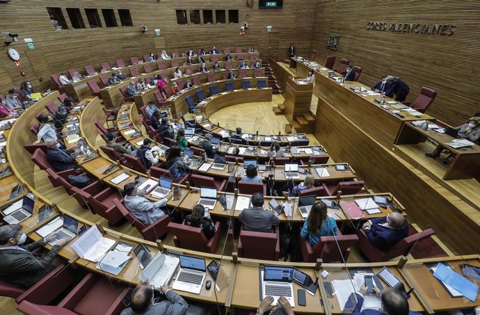 Vista general del pleno de las Corts Valencianas, a 20 de octubre de 2021, en Valencia, Comunidad Valenciana (España). El pleno de Les Corts de este miércoles debate una proposición de ley de Ciudadanos que busca la reprobación de la vicepresidenta y co