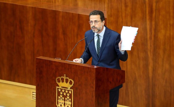 El consejero de Hacienda, Economía y Empleo de la Comunidad de Madrid, Javier Fernández-Lasquetty, sostiene copias de contrataciones de emergencia en la región por la crisis del Covid-19, en una sesión plenaria de la Cámara madrileña, a 11 de noviembre 