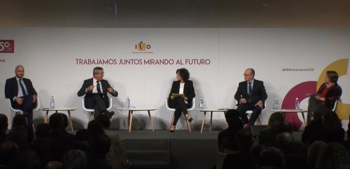 A la izquierda, el presidente de CEAJE, Fermín Albaladejo, y el presidente del ICO, José Carlos García de Quevedo. A la dcha, la directora de la Cámara de España, Inmaculada Riera, y el presidente de AEB, José María Roldán. En el 50 aniversario del ICO.