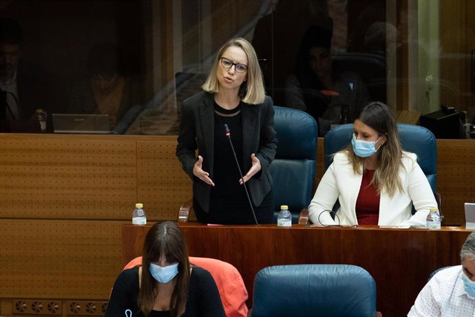 La portavoz de Unidas Podemos en la Asamblea de Madrid, Carolina Alonso (i), y la portavoz adjunta, Alejandra Jacinto (d), en una sesión de control al Gobierno regional, en la Asamblea de Madrid, a 14 de octubre de 2021, en Madrid, (España). Durante est